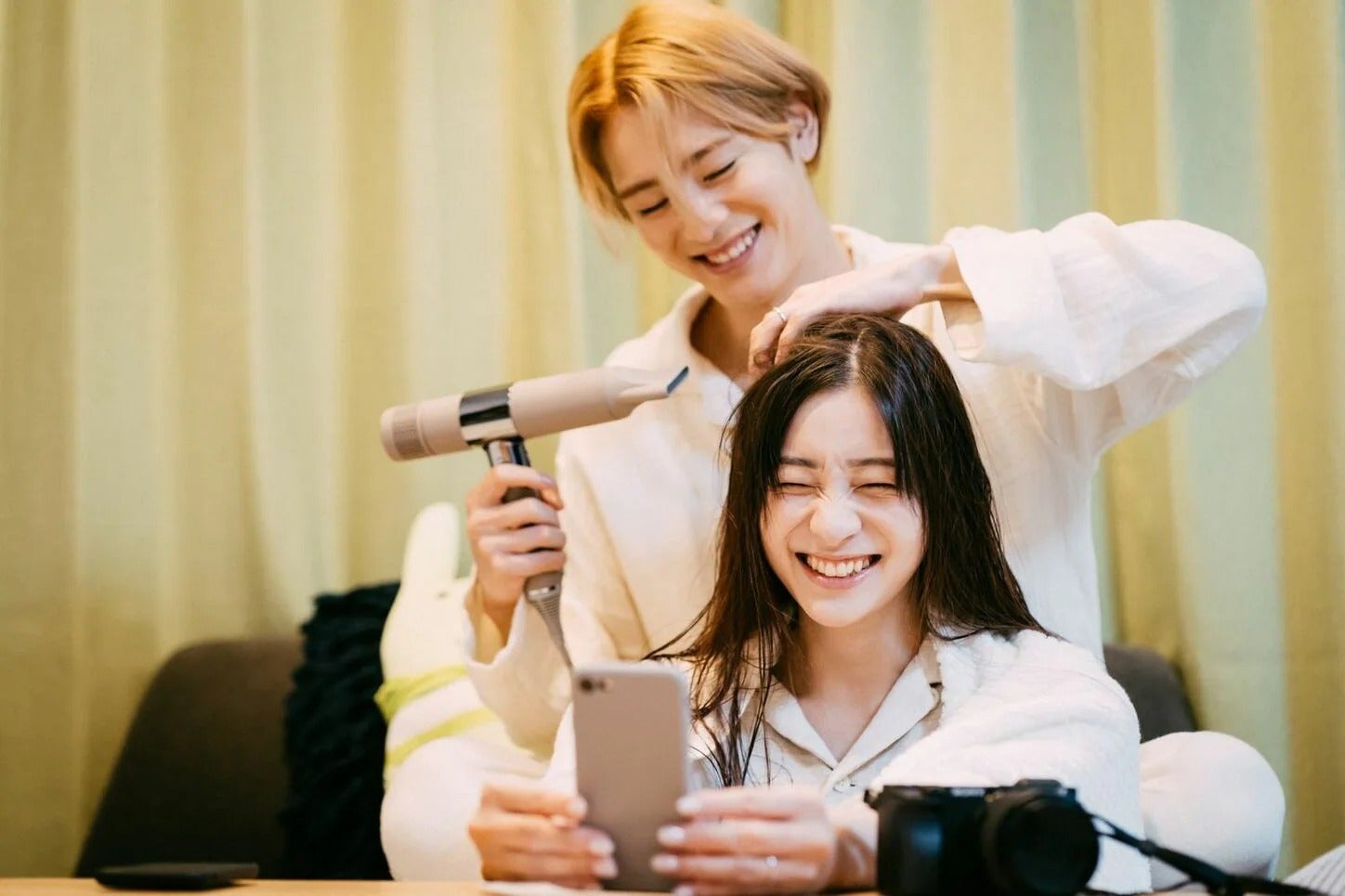 塩野瑛久、お風呂上りの足立梨花の髪を乾かし頭ポンポン