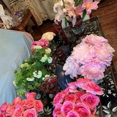 デヴィ夫人 自宅で毎日花の世話の画像
