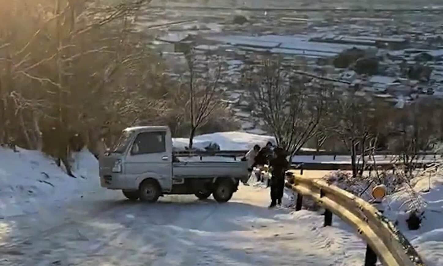 「軽トラが降ってきた」凍結した坂道で逃げ惑う人々…恐怖の瞬間映像