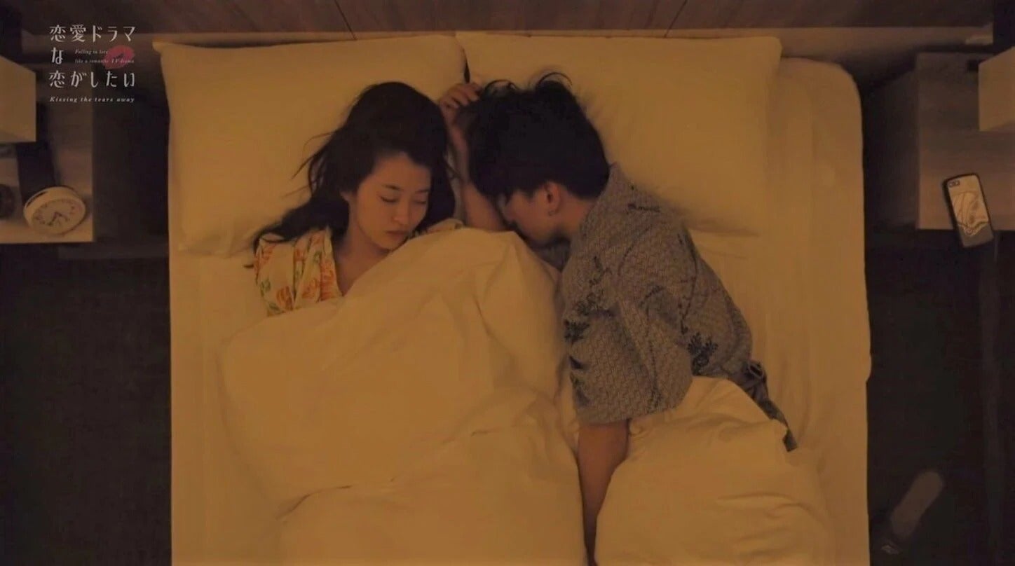 一夜を共にした翌朝ベッドにもぐりこみゴソゴソ…