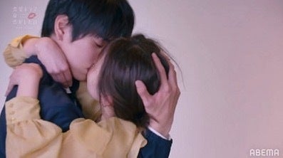 嫉妬爆発で“頬を鷲掴み”にしてキス！圧巻のキスシーン演技
