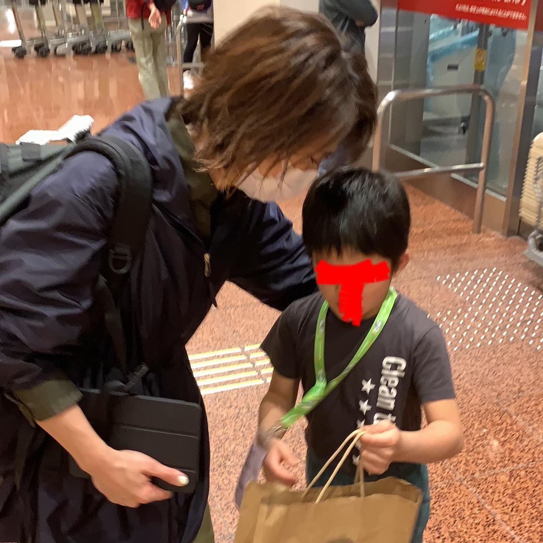 金子恵美沖縄から戻ってきた息子の画像