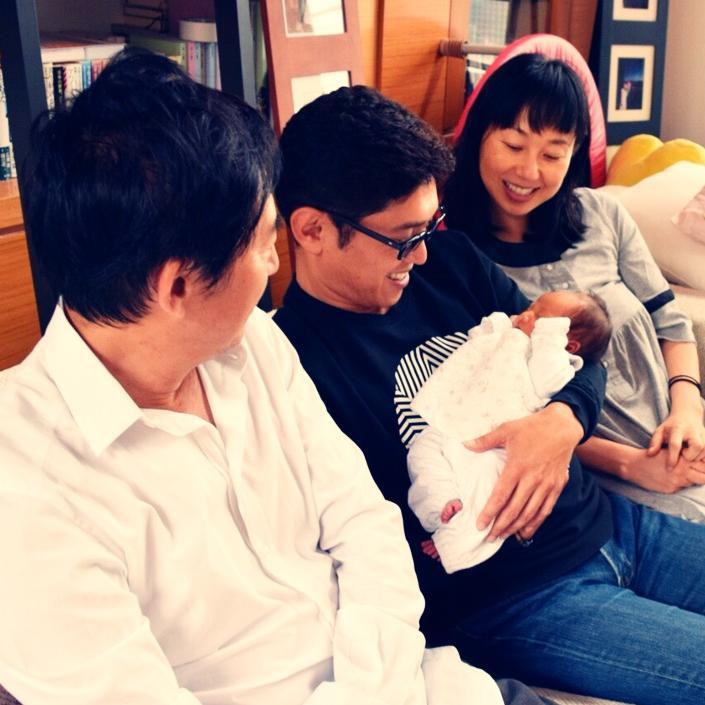 理子 家に来た薬丸が娘を抱っこ