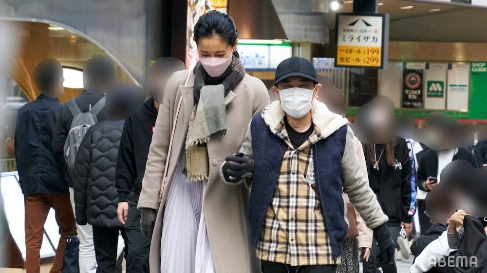 ノリノリで腕を絡めてくる黒谷友香に揺れるナイナイ岡村