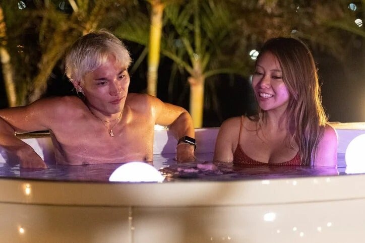 グラマラス美女とイケメンマッチョが夜ジャグジーで密着