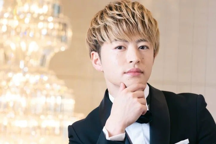 佐野玲於、金髪韓流スターに！ 「推しが増えた」「サランへ」と反響