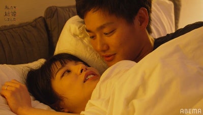 野村周平、さとうほなみに腕まくら！ベッドでくっつき合いの距離