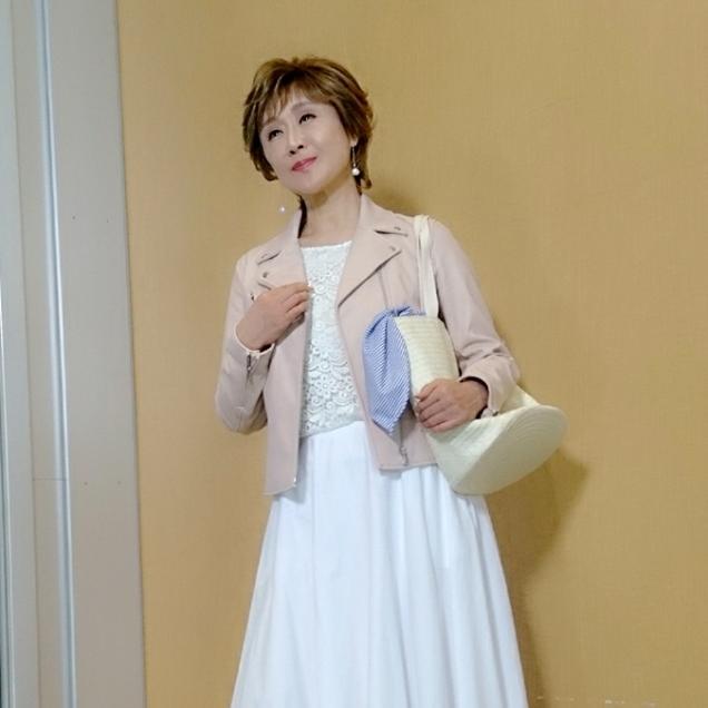 小林幸子 全身ユニクロコーデに