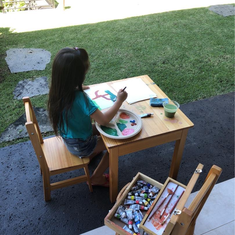 吉川ひなの 庭でお絵描きする娘