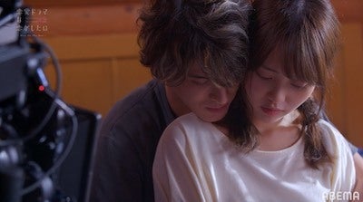 本番直前に気持ちが盛り上がり...2人きりの部屋で本気のキス