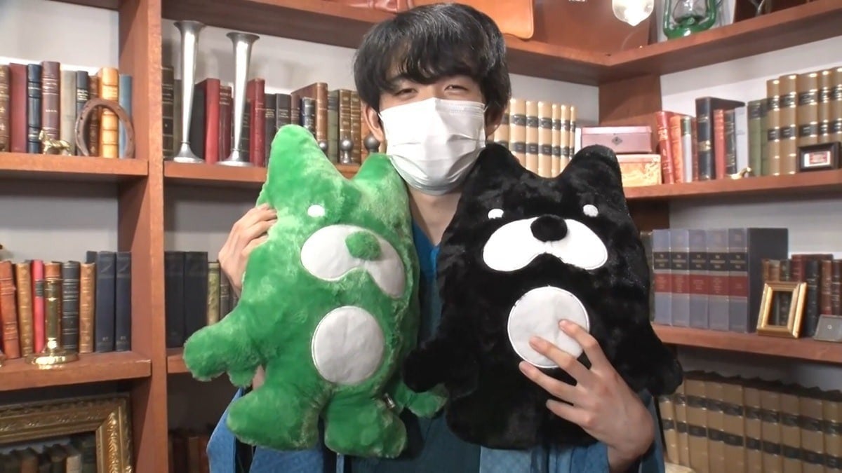 人形に埋もれる藤井聡太三冠