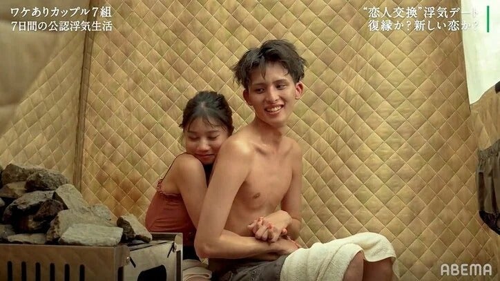 水着美女、2人きりのサウナで超密着バックハグ